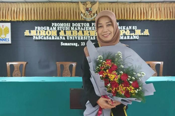 Widyaiswara BDK Semarang Dikukuhkan sebagai Doktor di UNNES